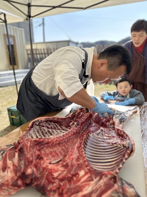 命から食肉になる過程を体感する「いのちの食べかたワークショップ」