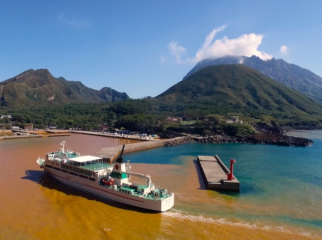 硫黄島の玄関口は、温泉による鉄分で茶褐色に色づいている