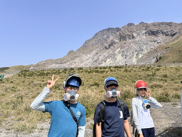 ガスマスクを装着し地球にふれるそうすけさん（左）
