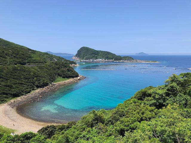正面が柏島。湾内でも透明度30mを超える柏島の海