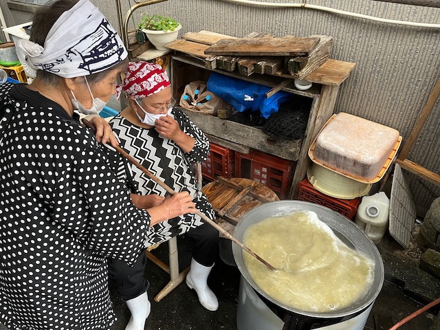 テングサからところてんを煮出す島のお母さん
