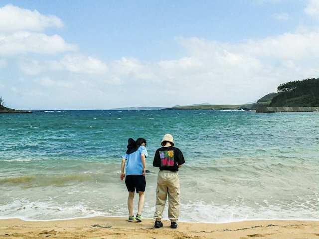 小値賀島の海の前に立つ人々