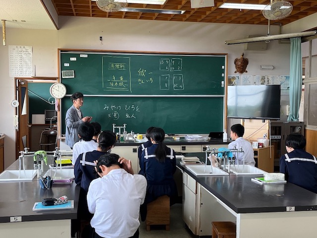 沖永良部島の中学校での理科の実験授業