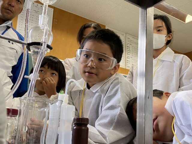 実験に目を輝かせる島の子ども