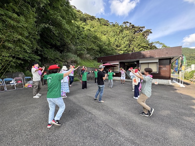 島人と輪になって踊る参加者たち