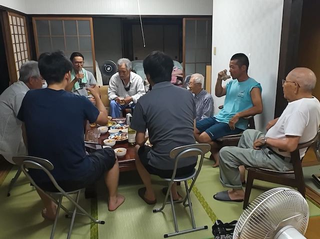 佐合島での会合風景