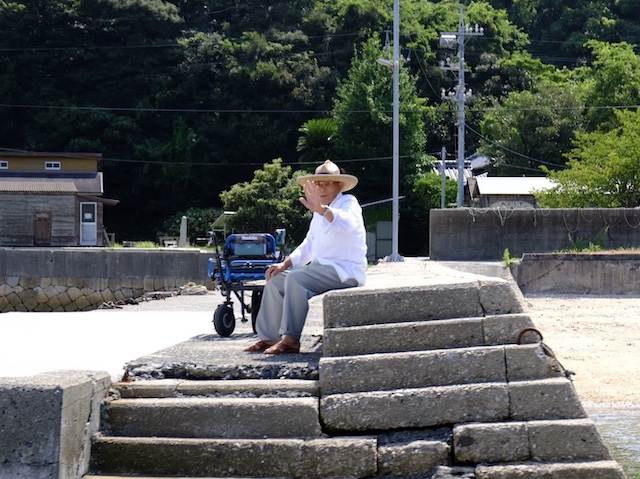 手を振る梅本さんの祖父
