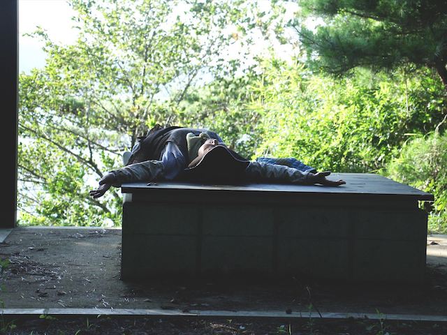 桂島の展望台でやすむおばあちゃん